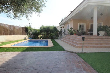 Villa individuelle avec piscine et barbecue dans le centre d'Elche in Maisons de Mer