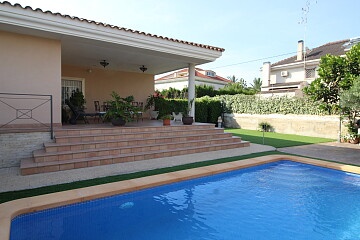 Villa individuelle avec piscine et barbecue dans le centre d'Elche in Maisons de Mer