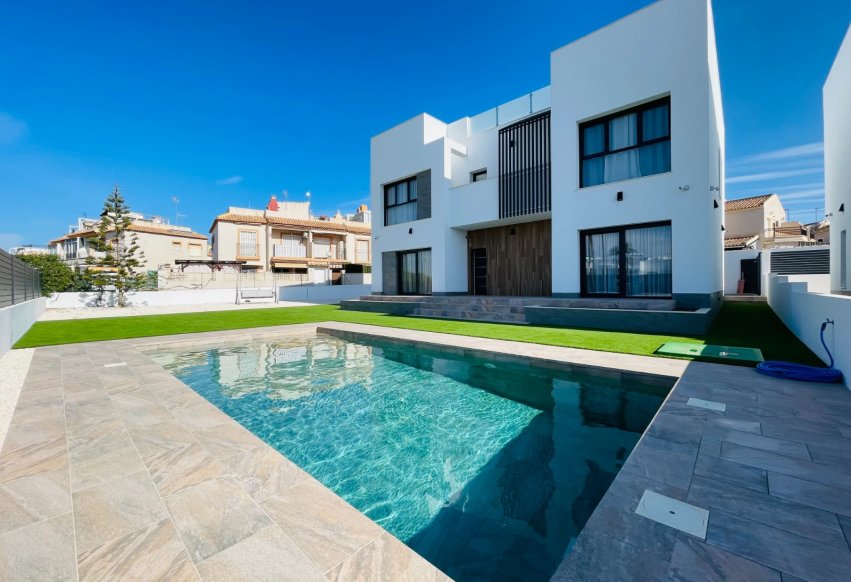 Obra nueva - Villa independiente - Torrevieja