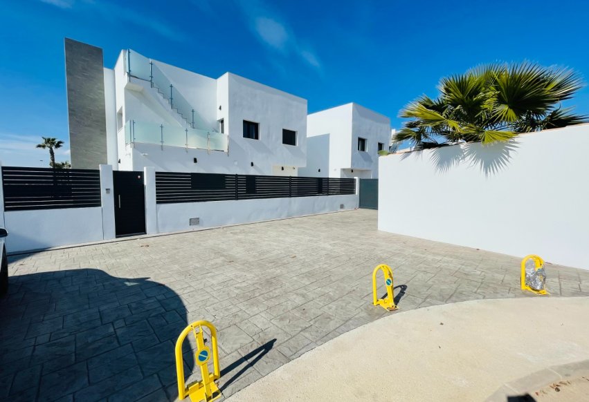 Obra nueva - Villa independiente - Torrevieja