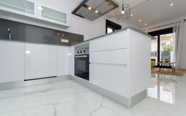 Obra nueva - Villa independiente - Torrevieja