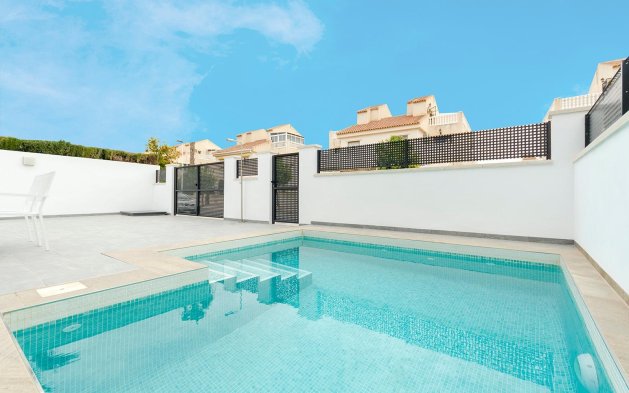 Obra nueva - Villa independiente - Torrevieja