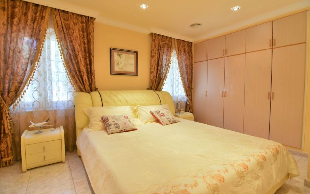 Resale - Independent Villa - Calpe - Urbanización