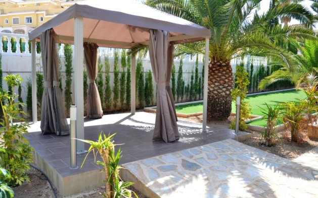 Resale - Independent Villa - Calpe - Urbanización