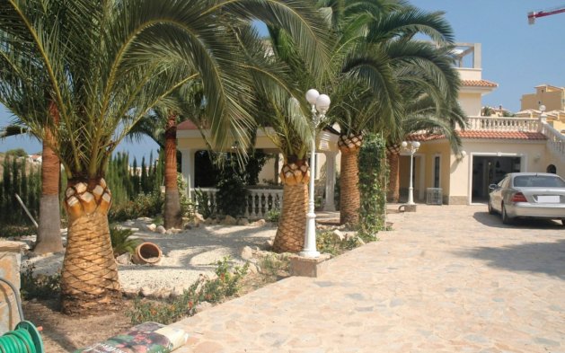 Resale - Independent Villa - Calpe - Urbanización