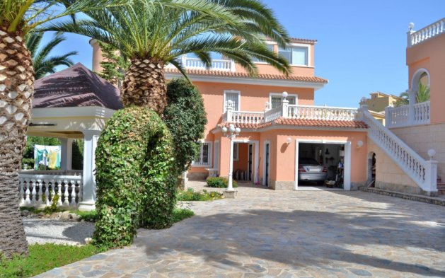 Resale - Independent Villa - Calpe - Urbanización