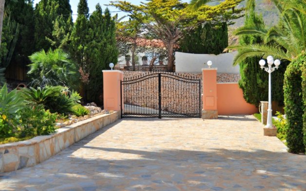Resale - Independent Villa - Calpe - Urbanización