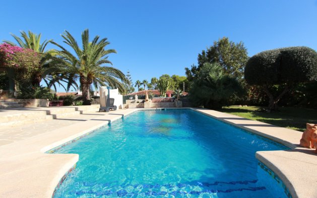 Resale - Independent Villa - Calpe - Urbanización