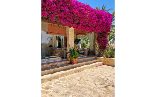 Resale - Independent Villa - Calpe - Urbanización