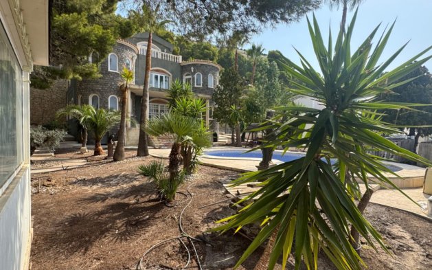 Resale - Independent Villa - Altea - Urbanización